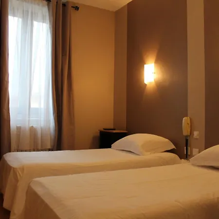 Отель Les Glycines Ремулен