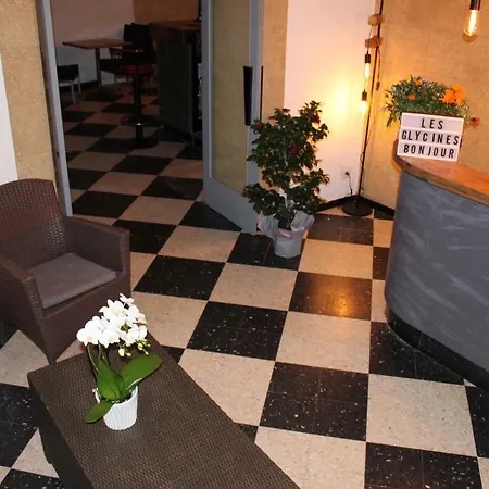 Les Glycines Hotel 2*